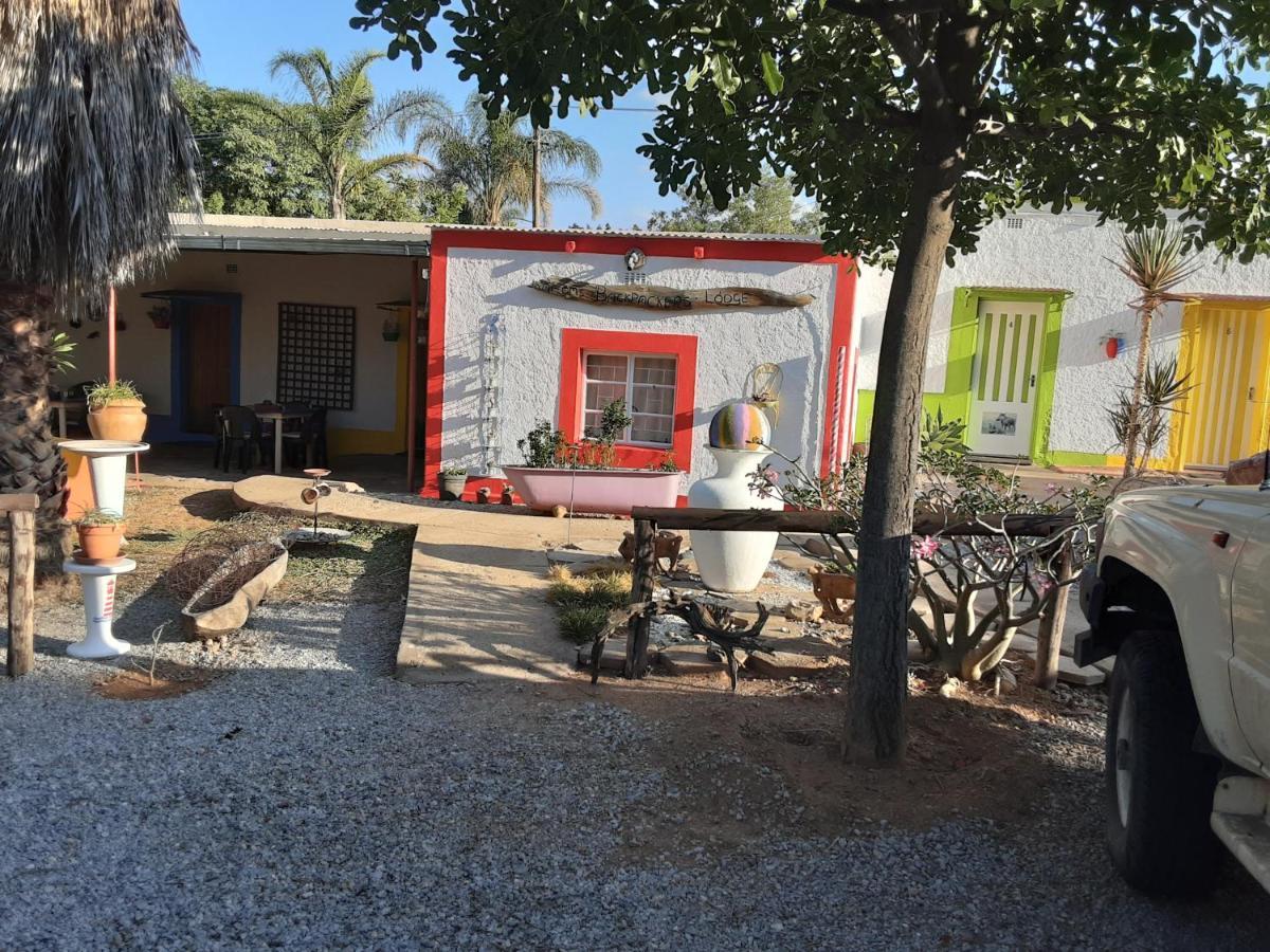 Kai-Oms Backpackers Lodge Outjo Extérieur photo