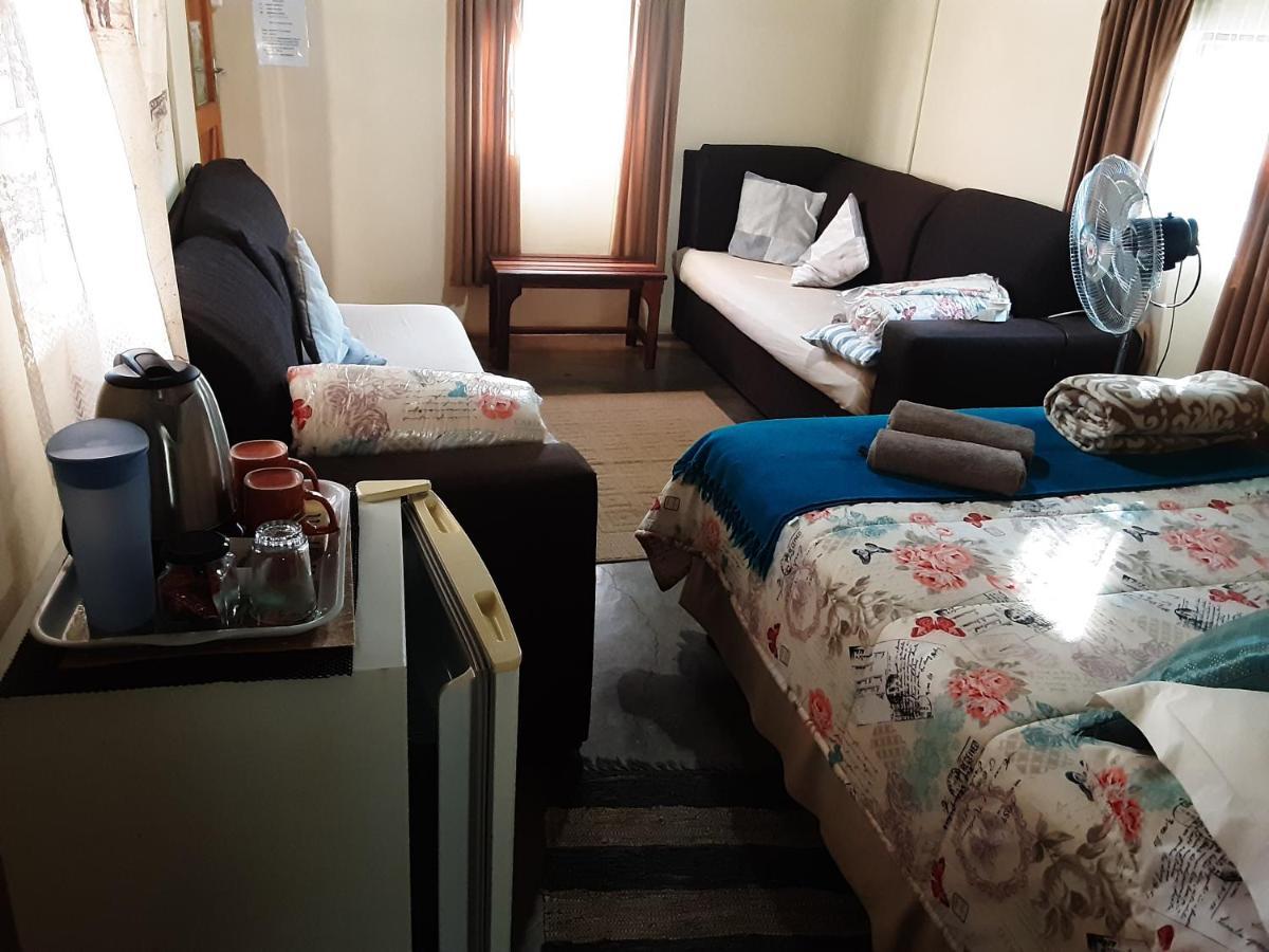 Kai-Oms Backpackers Lodge Outjo Extérieur photo