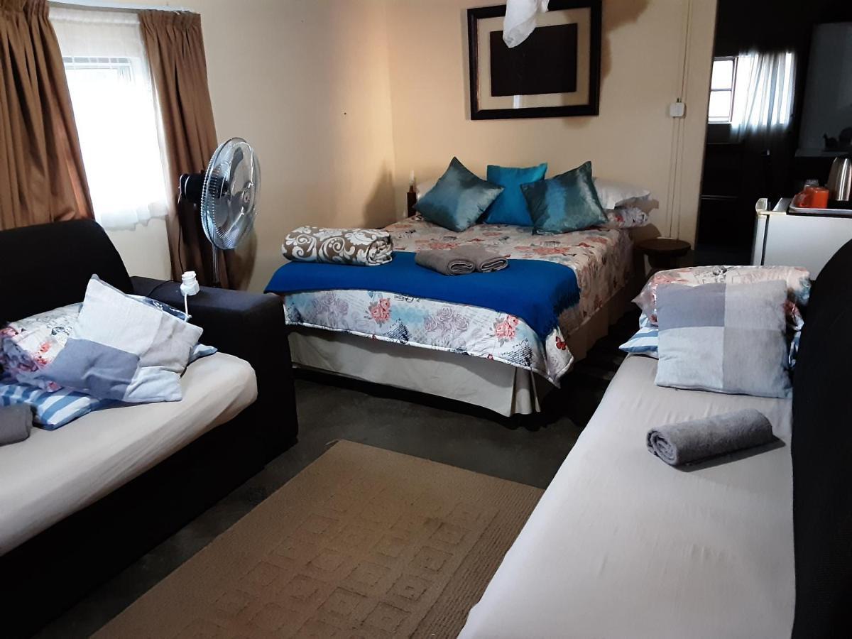 Kai-Oms Backpackers Lodge Outjo Extérieur photo