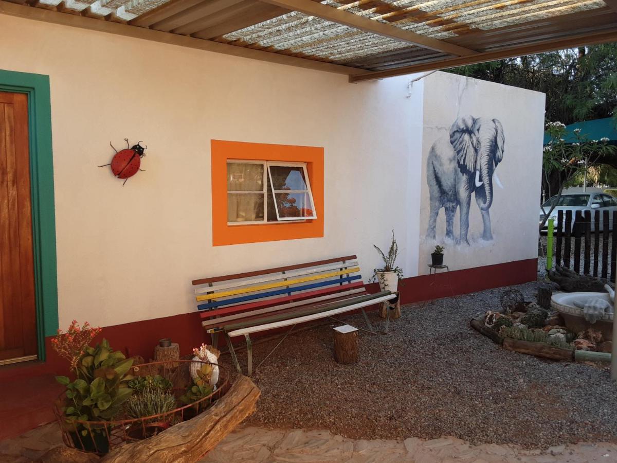 Kai-Oms Backpackers Lodge Outjo Extérieur photo