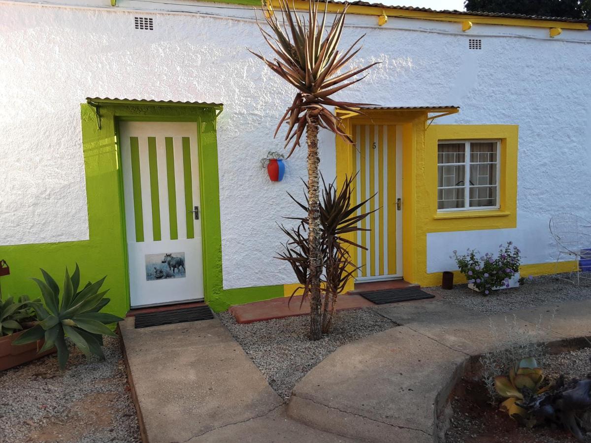 Kai-Oms Backpackers Lodge Outjo Extérieur photo