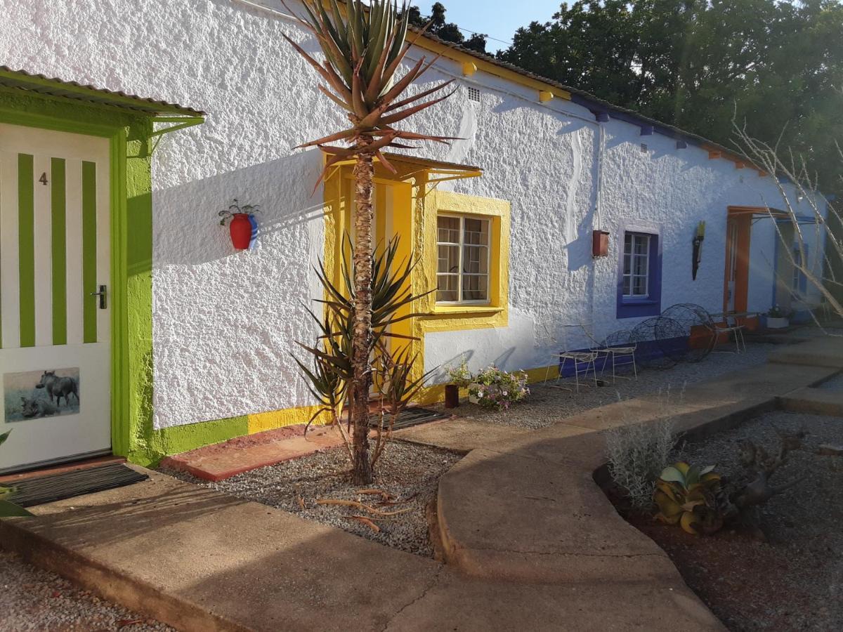Kai-Oms Backpackers Lodge Outjo Extérieur photo