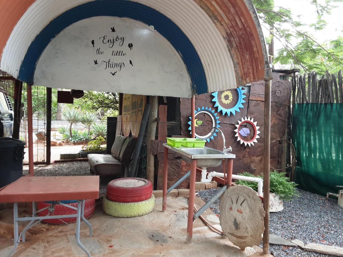 Kai-Oms Backpackers Lodge Outjo Extérieur photo