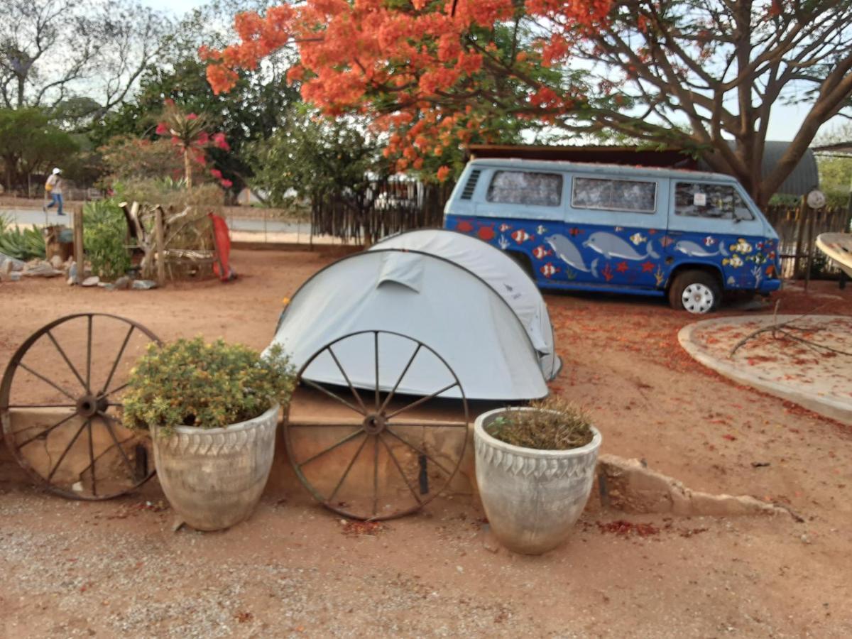 Kai-Oms Backpackers Lodge Outjo Extérieur photo