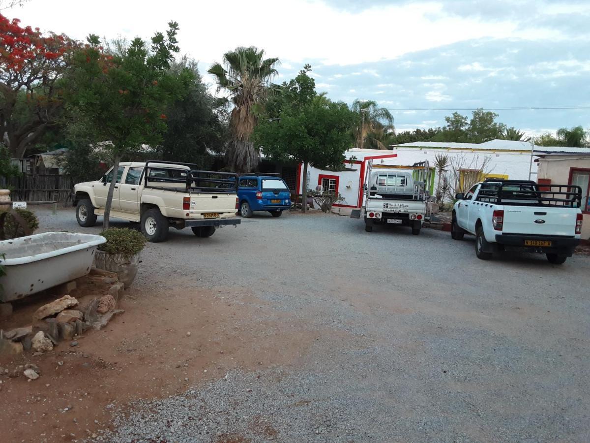 Kai-Oms Backpackers Lodge Outjo Extérieur photo