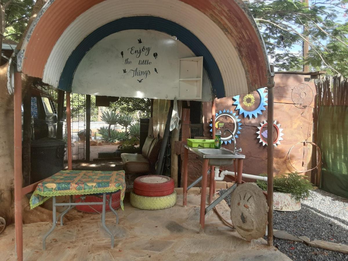 Kai-Oms Backpackers Lodge Outjo Extérieur photo