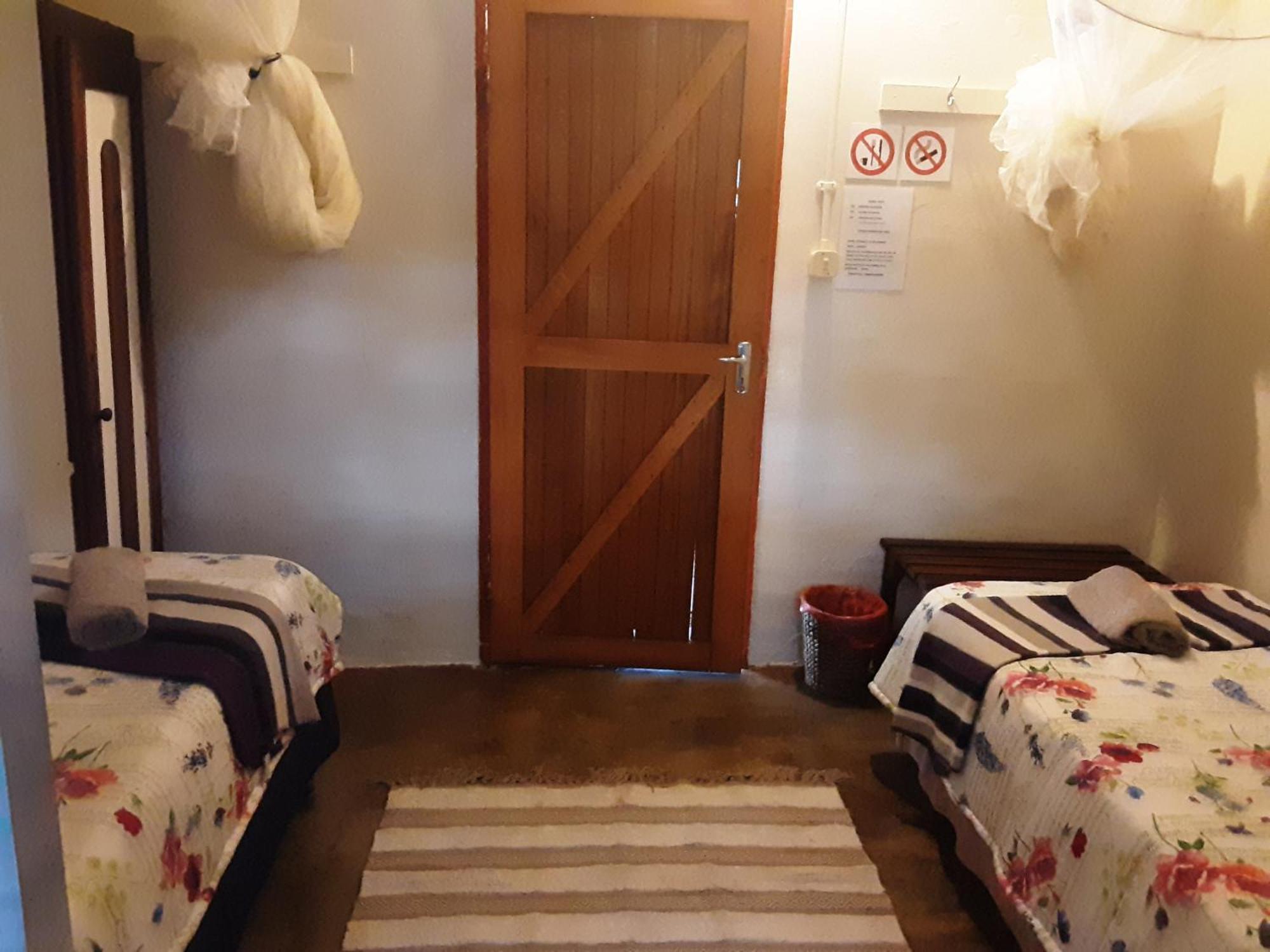 Kai-Oms Backpackers Lodge Outjo Extérieur photo