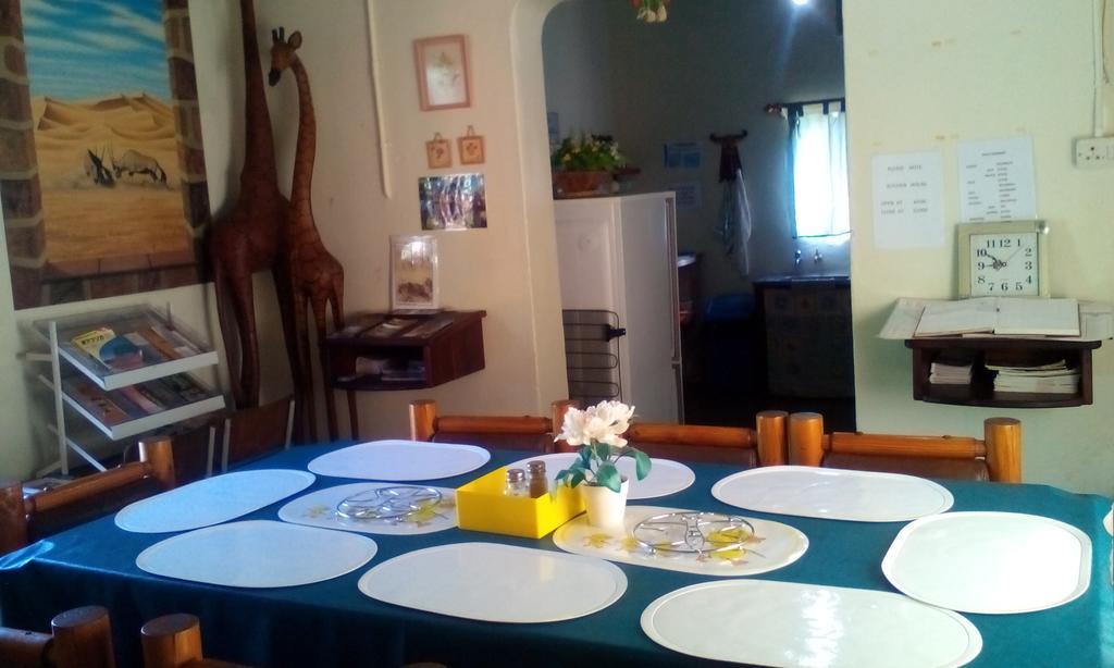 Kai-Oms Backpackers Lodge Outjo Extérieur photo