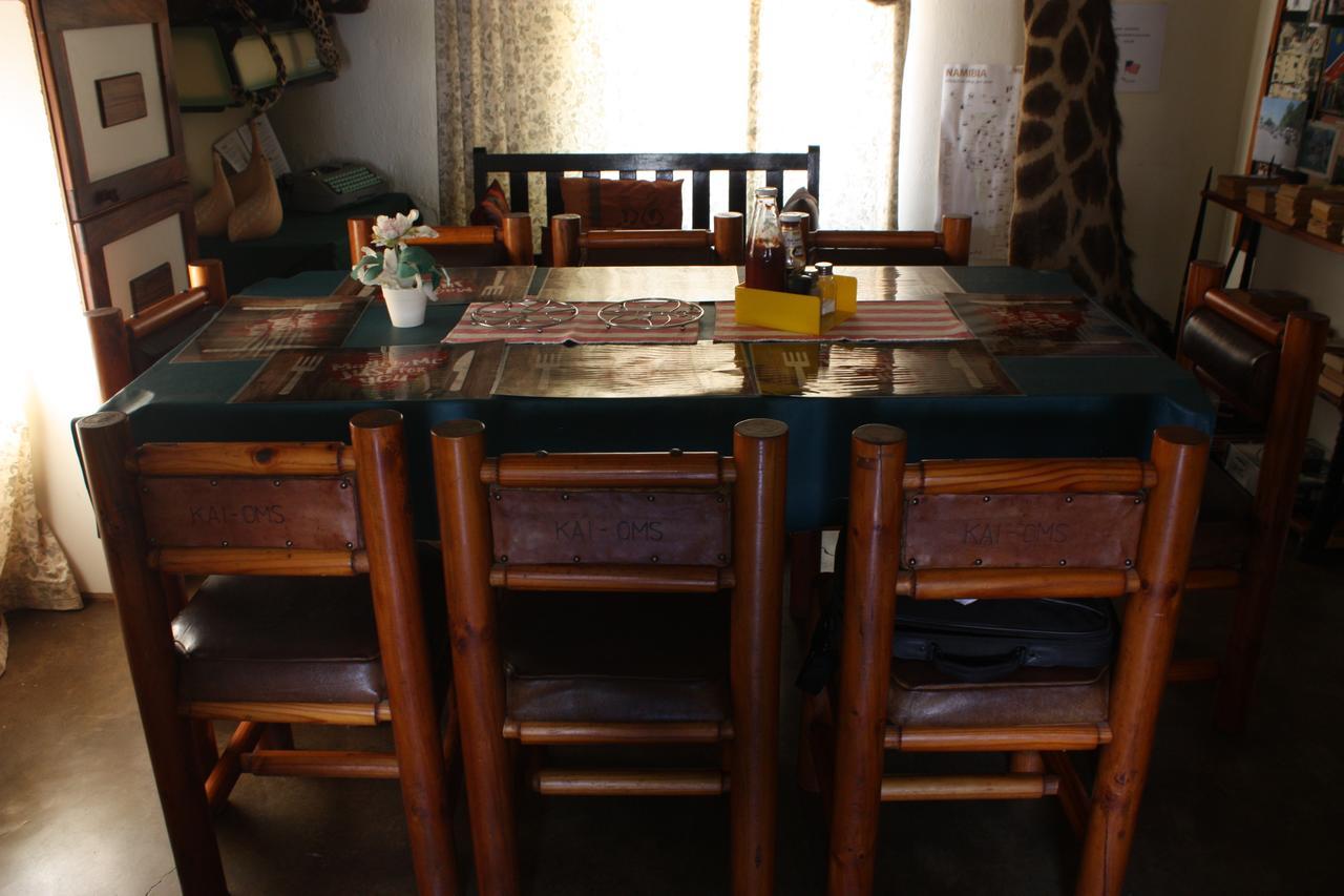 Kai-Oms Backpackers Lodge Outjo Extérieur photo