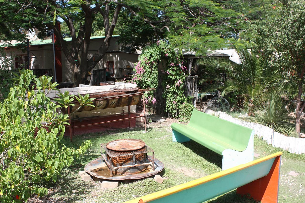 Kai-Oms Backpackers Lodge Outjo Extérieur photo