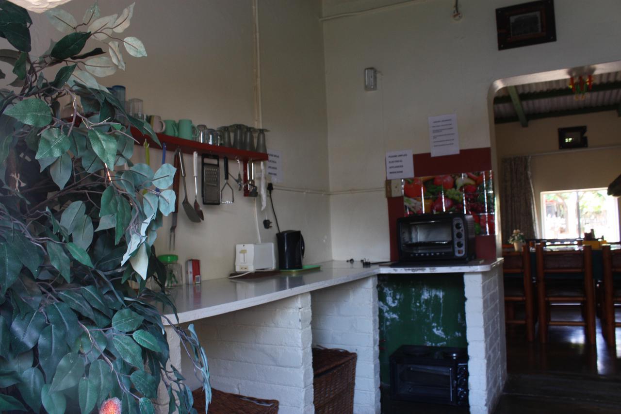 Kai-Oms Backpackers Lodge Outjo Extérieur photo