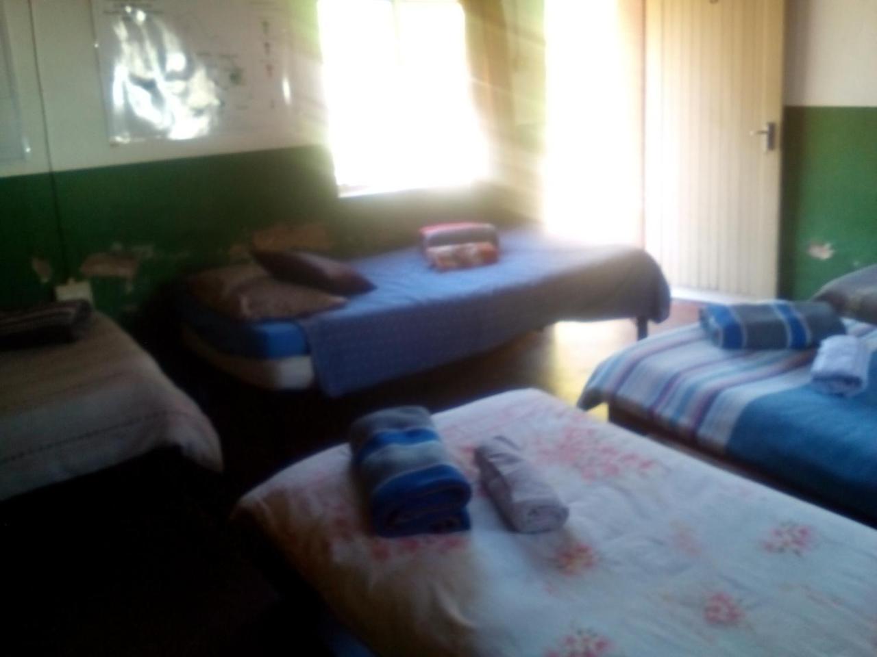 Kai-Oms Backpackers Lodge Outjo Extérieur photo
